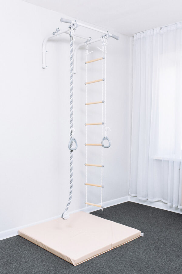 Wall mounted pull up bar with accessories